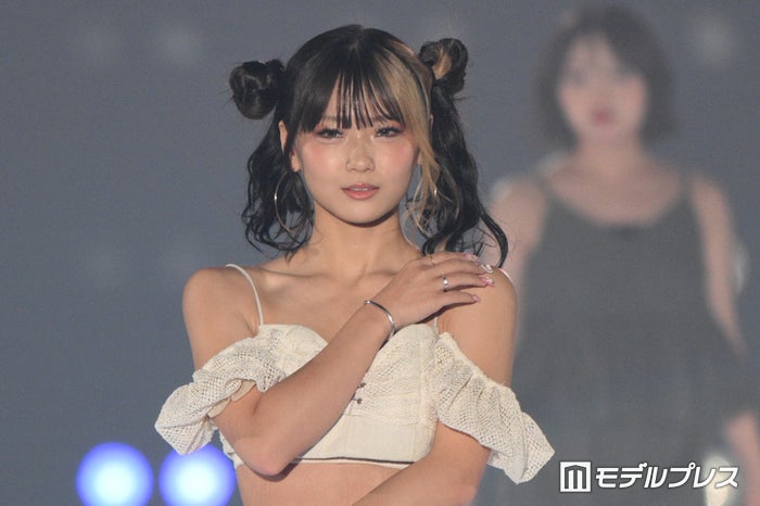 フォーエイト48あみか、オフショルトップスで美デコルテ＆ウエスト大胆披露【関西コレクション 2024 A／W】
