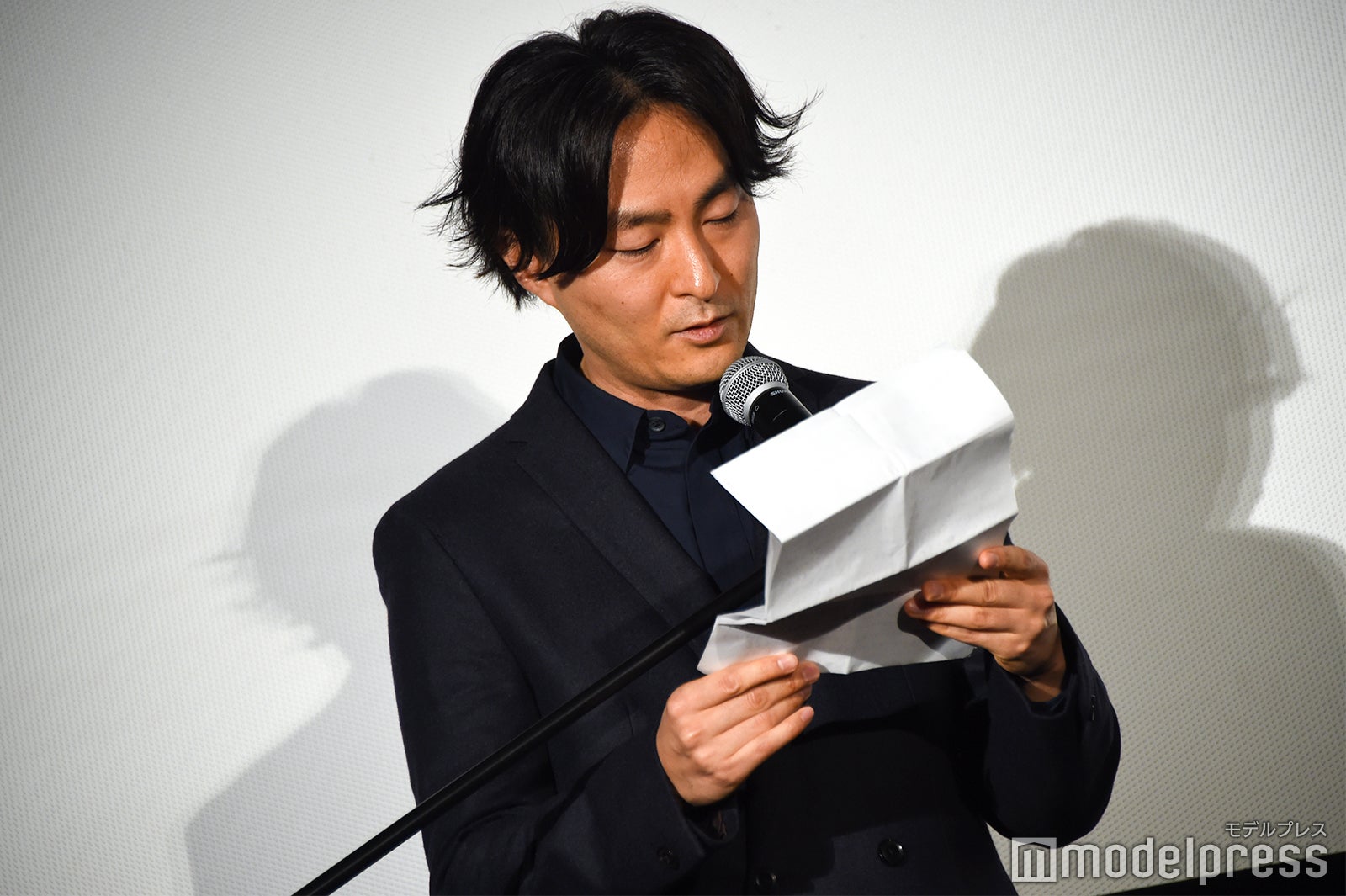 手紙を読む森ガキ侑大監督 （C）モデルプレス