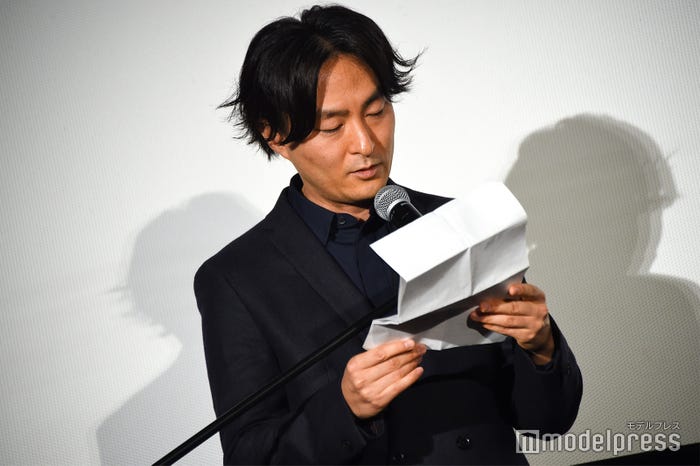 手紙を読む森ガキ侑大監督 (C)モデルプレス