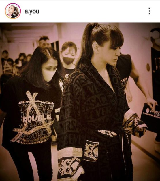 浜崎あゆみ ポニーテールヘアの バスローブshot に 前髪ありのあゆもやっぱり可愛い モデルプレス