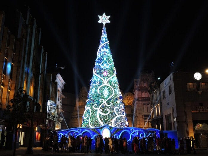 ツリーの高さは約30ｍ。緑系のライティングもあります