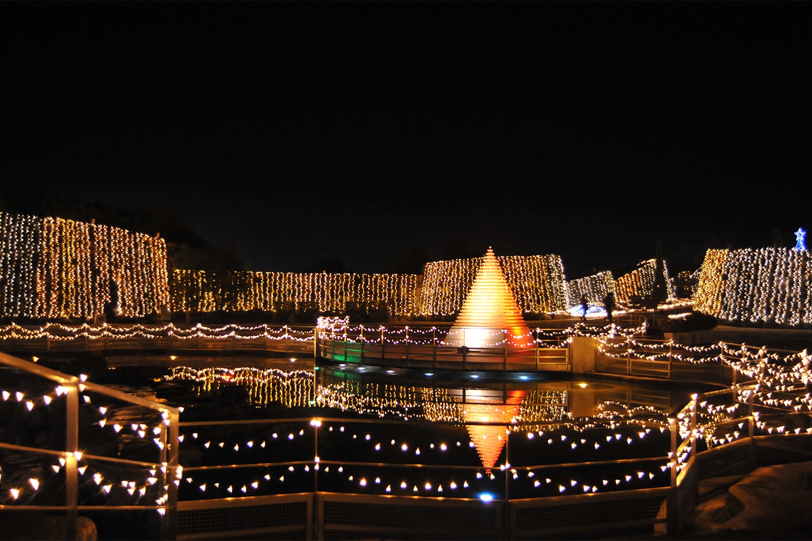 シャンパングラスタワー／画像提供：国営讃岐まんのう公園