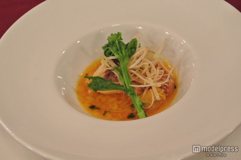 「真鯛のポワレ、サフランブロス」