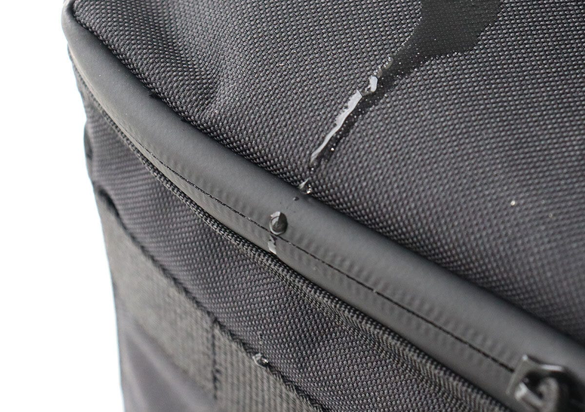 超保冷バッグの止水ファスナー部分についた水滴