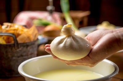 濃厚かつミルキーな自家製ブッラータチーズ／画像提供：カームデザイン