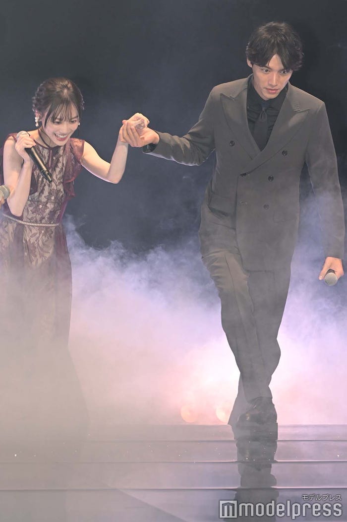 山下美月をエスコートする福士蒼汰(C)モデルプレス