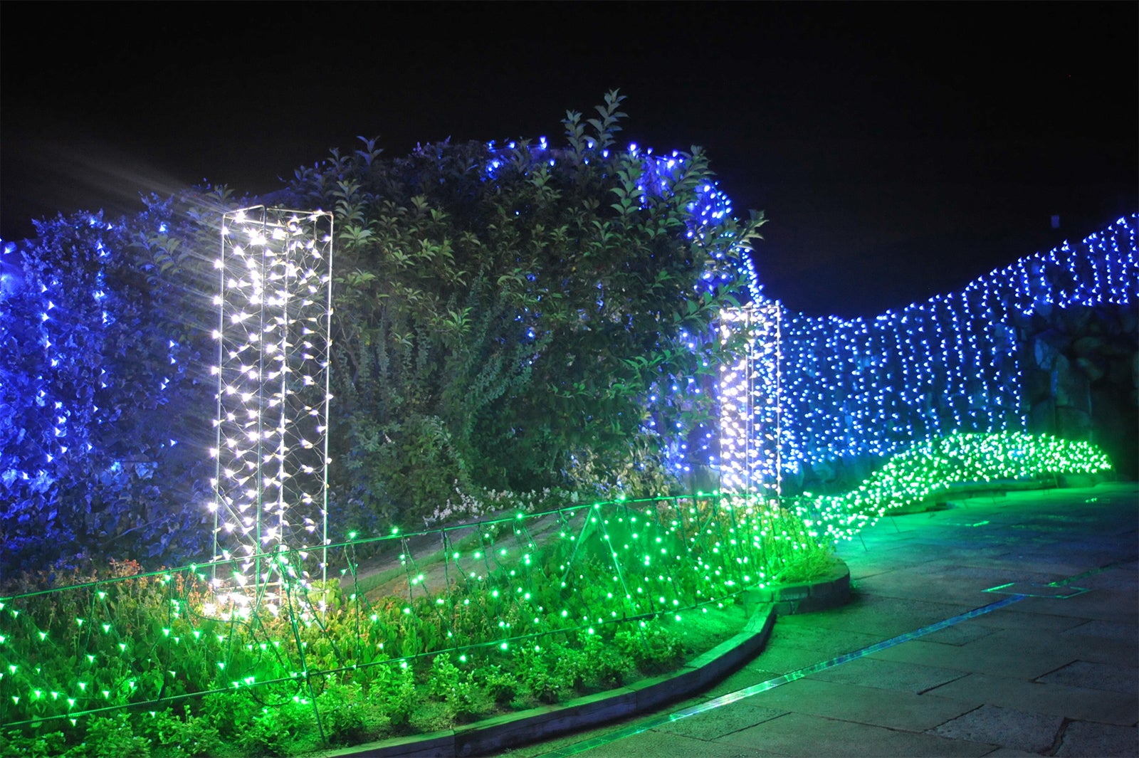 白色の柱で人、緑色のラインで人の歩みを表現／画像提供：国営讃岐まんのう公園