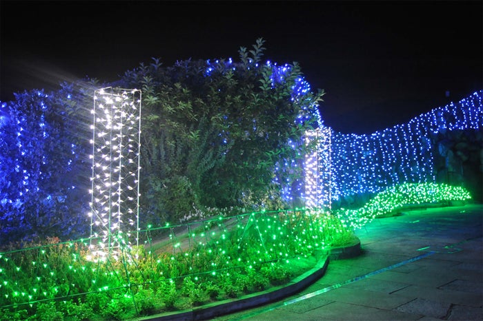 白色の柱で人、緑色のラインで人の歩みを表現／画像提供：国営讃岐まんのう公園