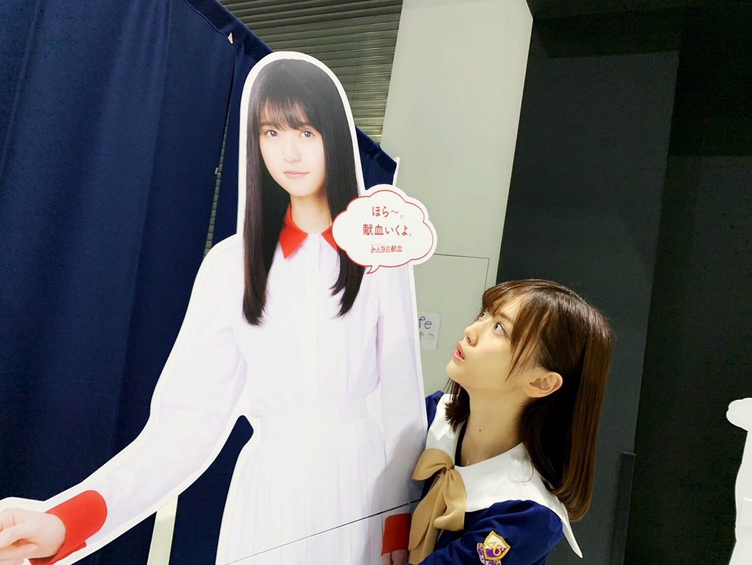 齋藤飛鳥のパネルを持って帰ろうとする山下美月（提供写真）