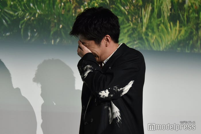 自分のボケに自分で笑う田中圭(C)モデルプレス