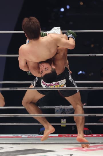 「殺されるかと思った…」朝倉未来 壮絶KO負けにネット騒然「怖いよ。強すぎる」「パワーが違いすぎる」「これが現実か」最強王者への挑戦に「よく立ち向かったよ…」と労いも