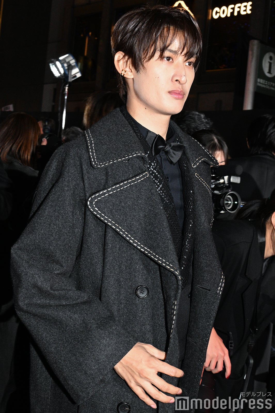 レッドカーペットを歩く向井康二（C）モデルプレス