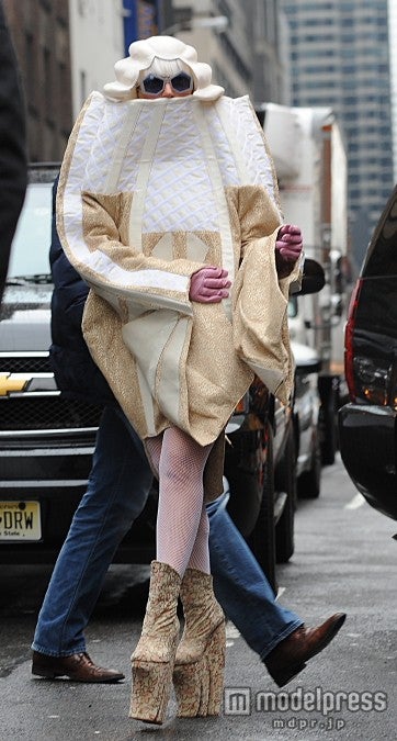 バッハのようなヅラで外出！　Newscom / Zeta Image