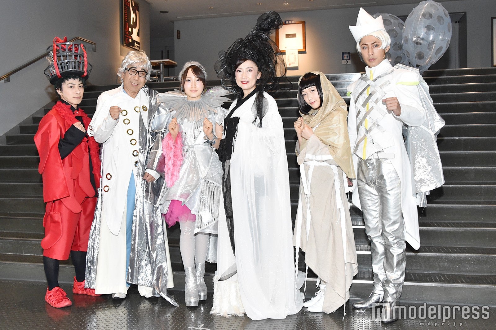 （左より）米原幸佑、木根尚登、高橋朱里、一路真輝、久保田未夢、小笠原健 （C）モデルプレス