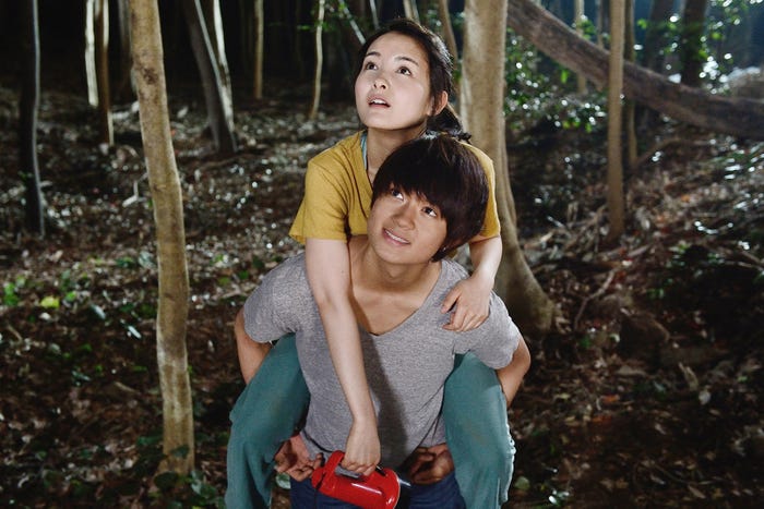 葵わかなをおんぶする佐野勇斗(C)2018映画「青夏」製作委員会