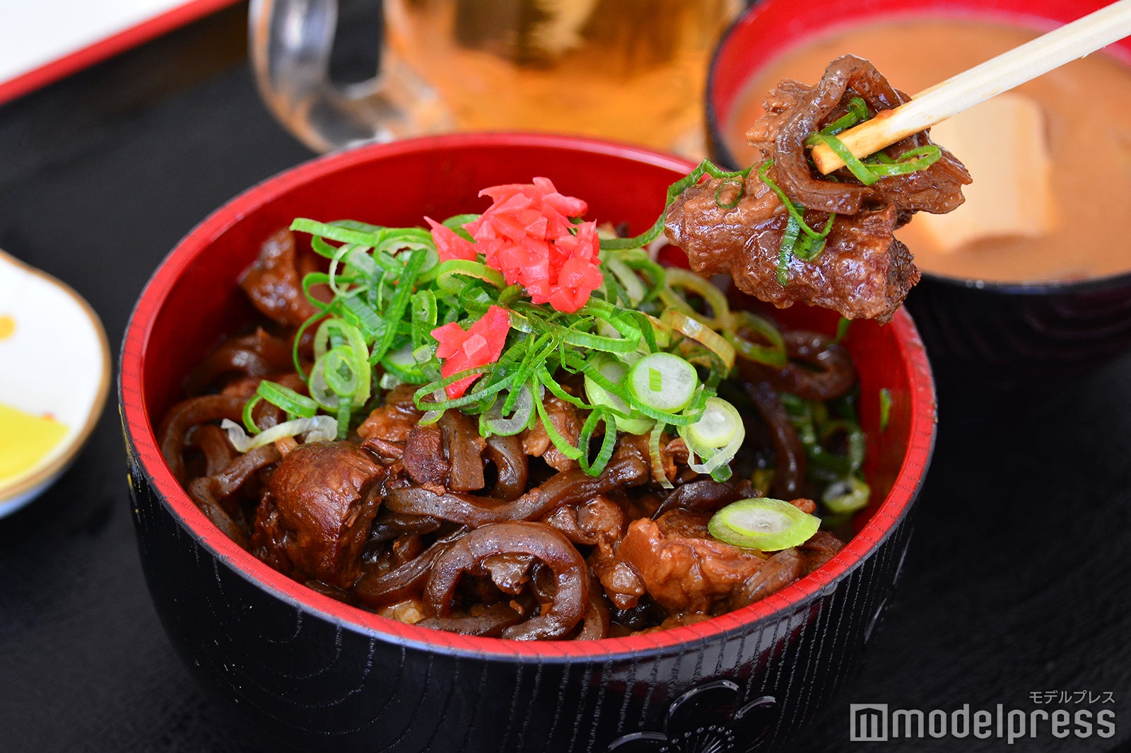 どて丼600円（C）モデルプレス