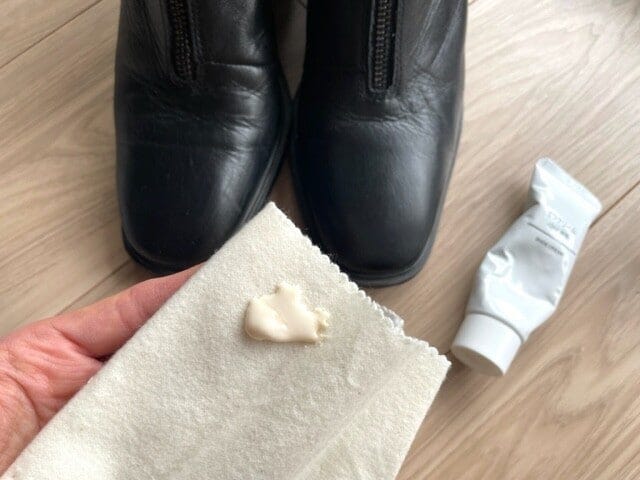 くつクリームは無色タイプなので、シューズやバッグの色にかかわらず使用できます
