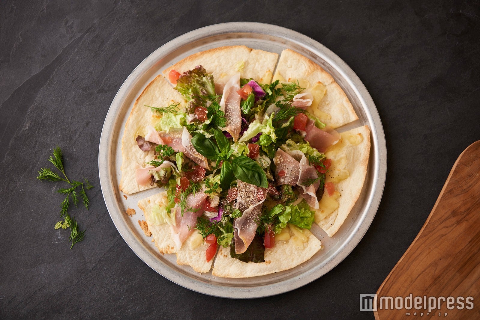 生ハムとHERBのサラダピザ￥1,280／画像提供：カフェ・カンパニー