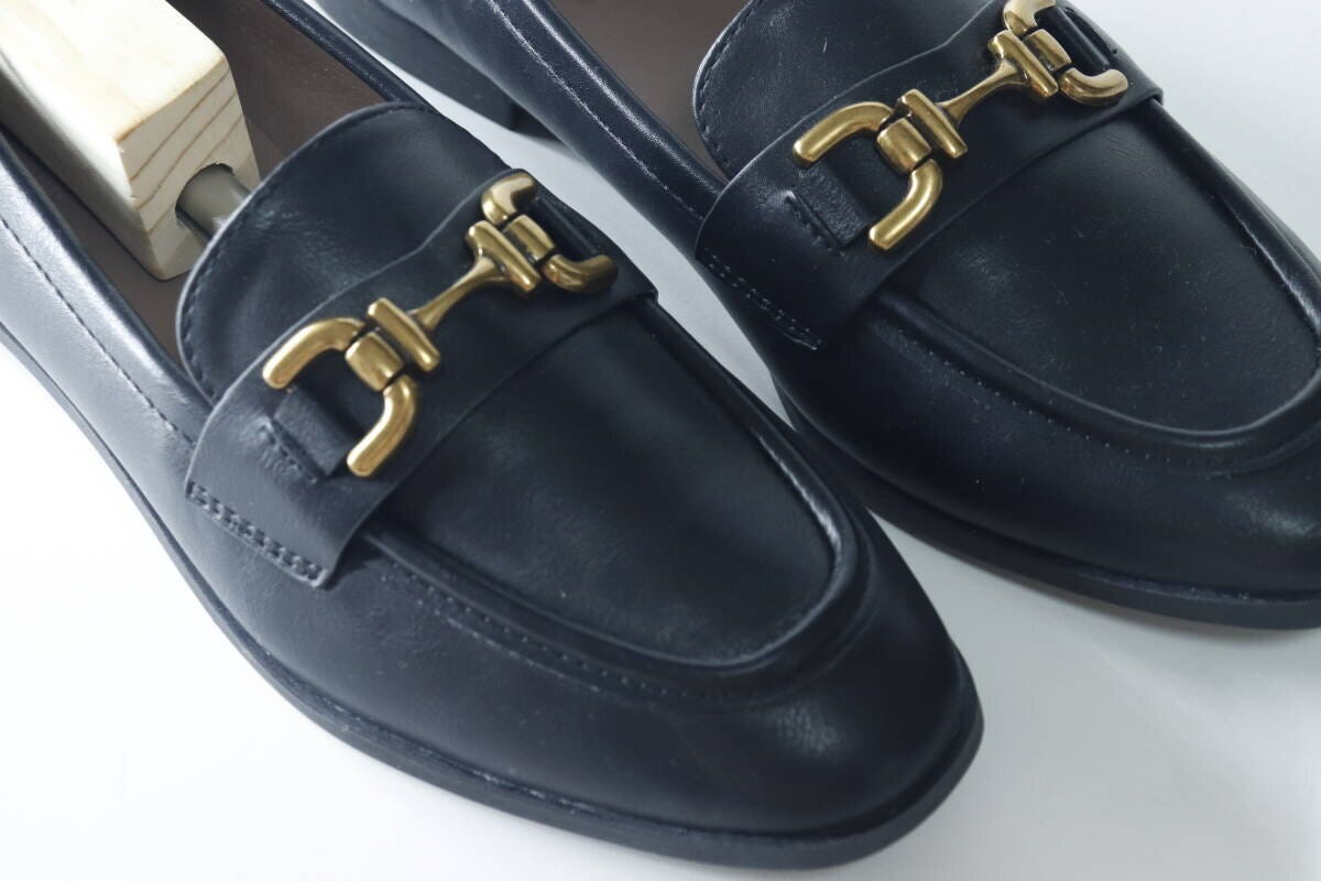 シューズキーパーが挿入された黒いローファーのつま先部分