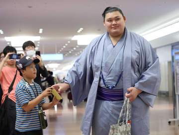 大の里ら パリ公演から帰国 「次は日本の皆さんにいい姿を見せられるように」