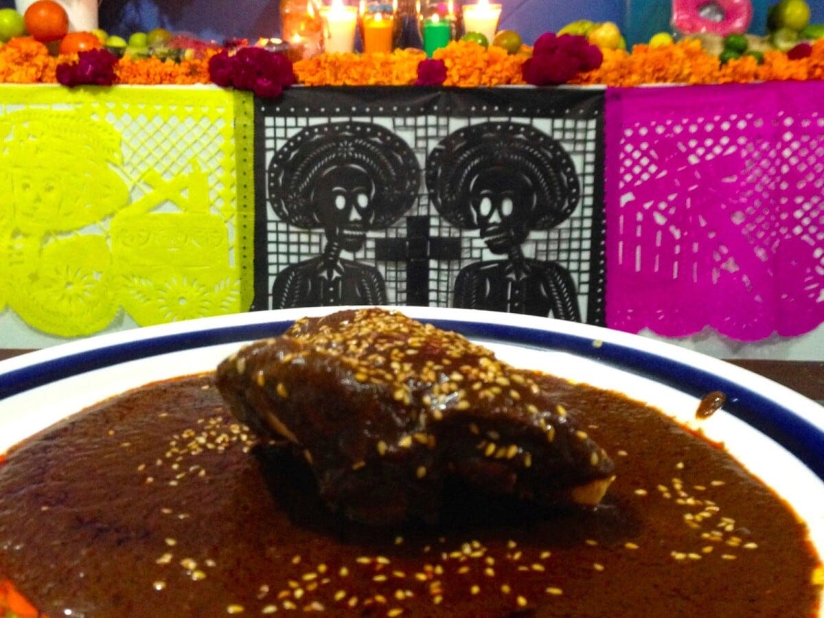 鶏肉のモレと死者の日の家庭の祭壇