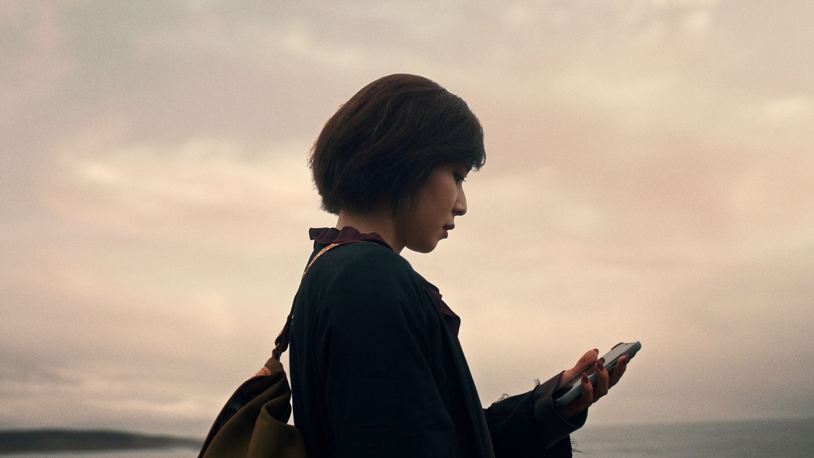 松岡茉優（C）2019-2020 SQUARE ENIX CO., LTD. All Rights Reserved. Co-Developed by gumi Inc. LOGO ILLUSTRATION:（C）2018 YOSHITAKA AMANO