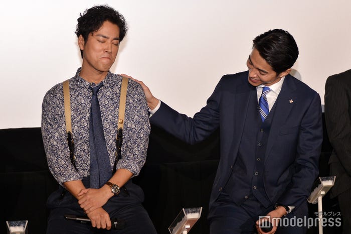 東出昌大(右)からの言葉に感激をあらわにする桐谷健太(左)(C)モデルプレス