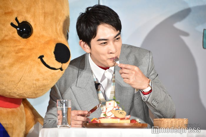 パンケーキを頬張る町田啓太を至近距離で見つめるぽすくま(C)モデルプレス