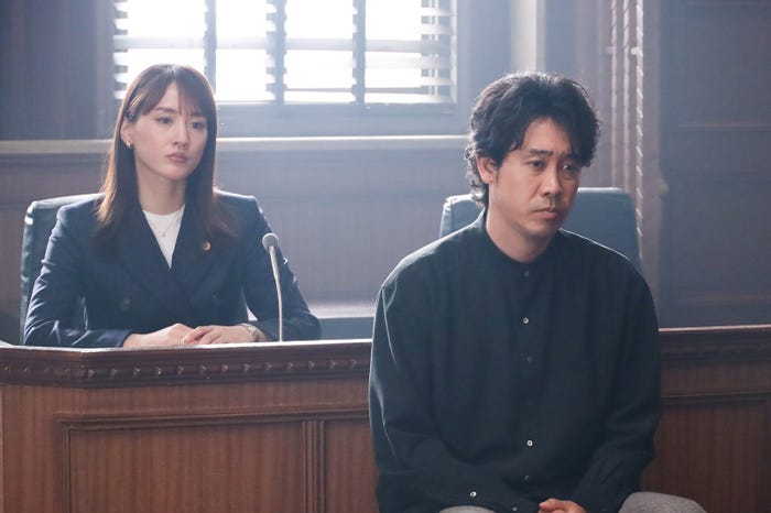 綾瀬はるか、大泉洋/「元彼の遺言状」第10話より(C)フジテレビ