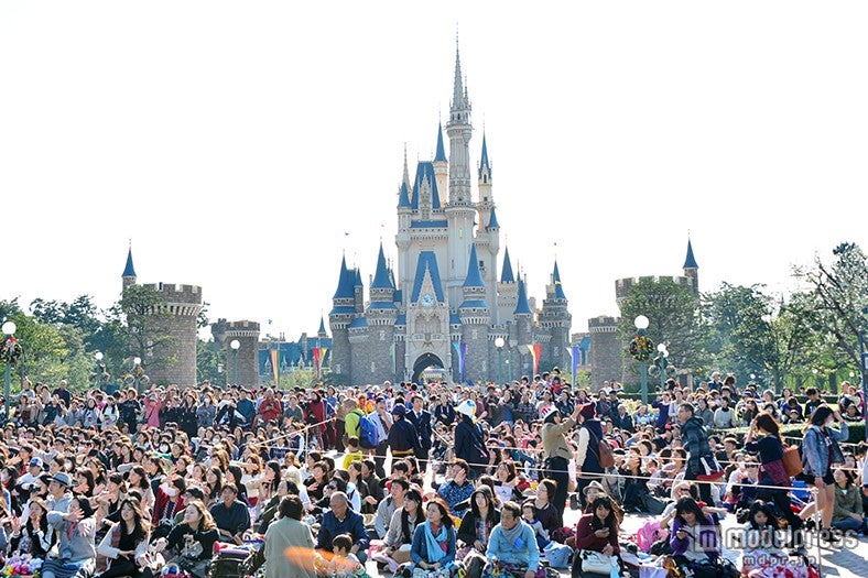 ディズニーランド、クリスマス初日の様子／多くのゲストが詰めかける