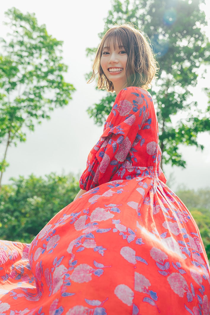 日向坂46高本彩花、ふわもこカーデ×ランジェリーで大人の雰囲気