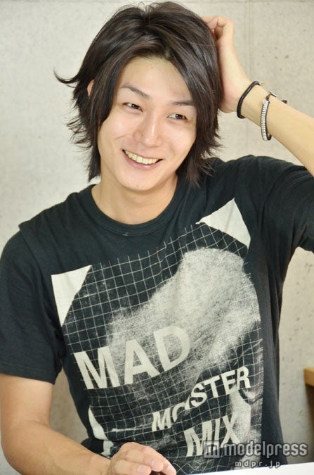 少年のようなむじゃきな笑顔でインタビューに応じる八神蓮