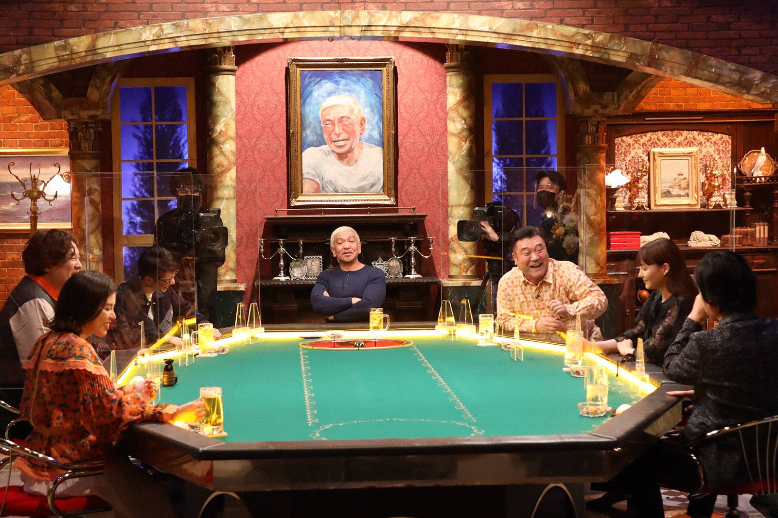 （左手前から時計回りに）神田愛花、岡崎体育、柴田英嗣、松本人志、山崎弘也、トリンドル玲奈、清塚信也（C）フジテレビ