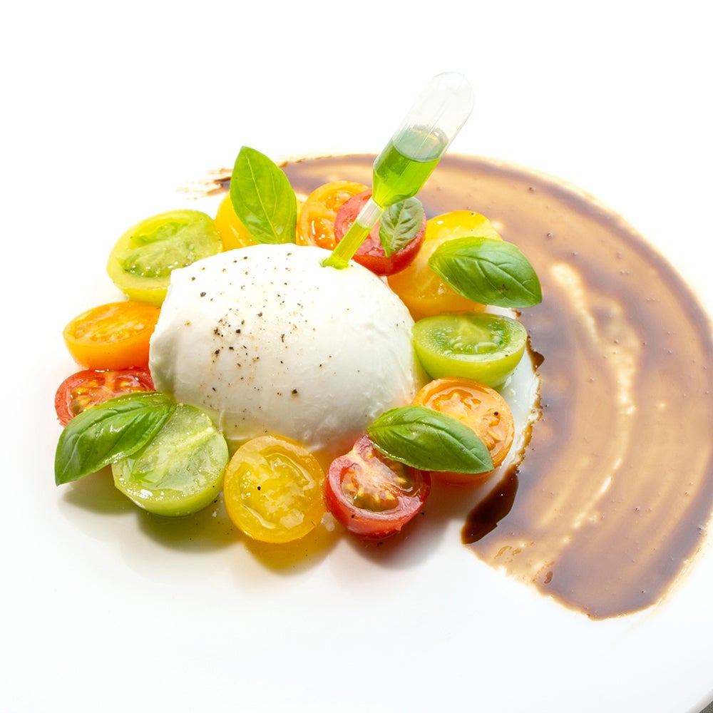 トマトと最高級水牛モッツァレラチーズのカプリ風サラダ／画像提供：イデア