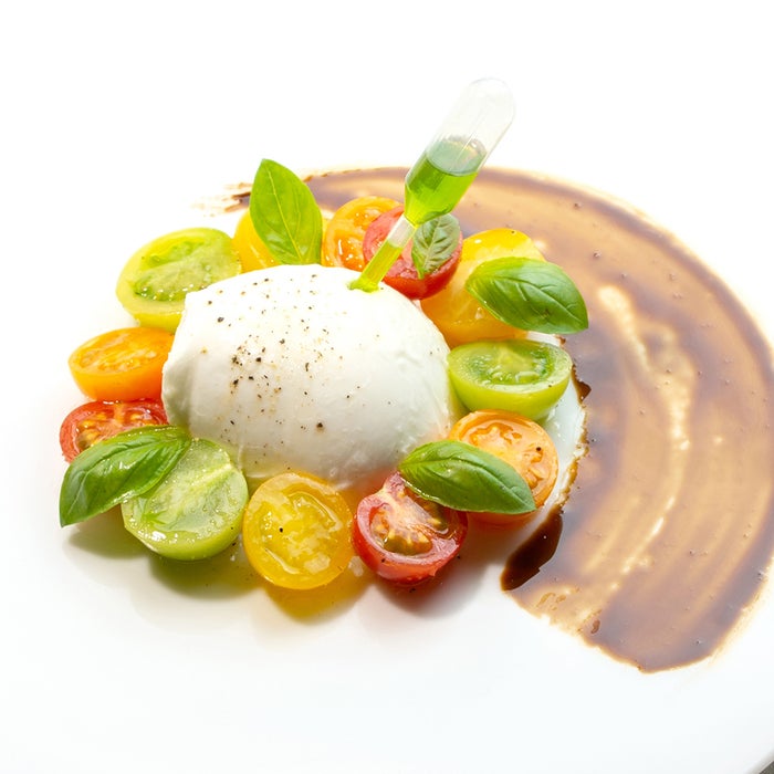 トマトと最高級水牛モッツァレラチーズのカプリ風サラダ／画像提供：イデア
