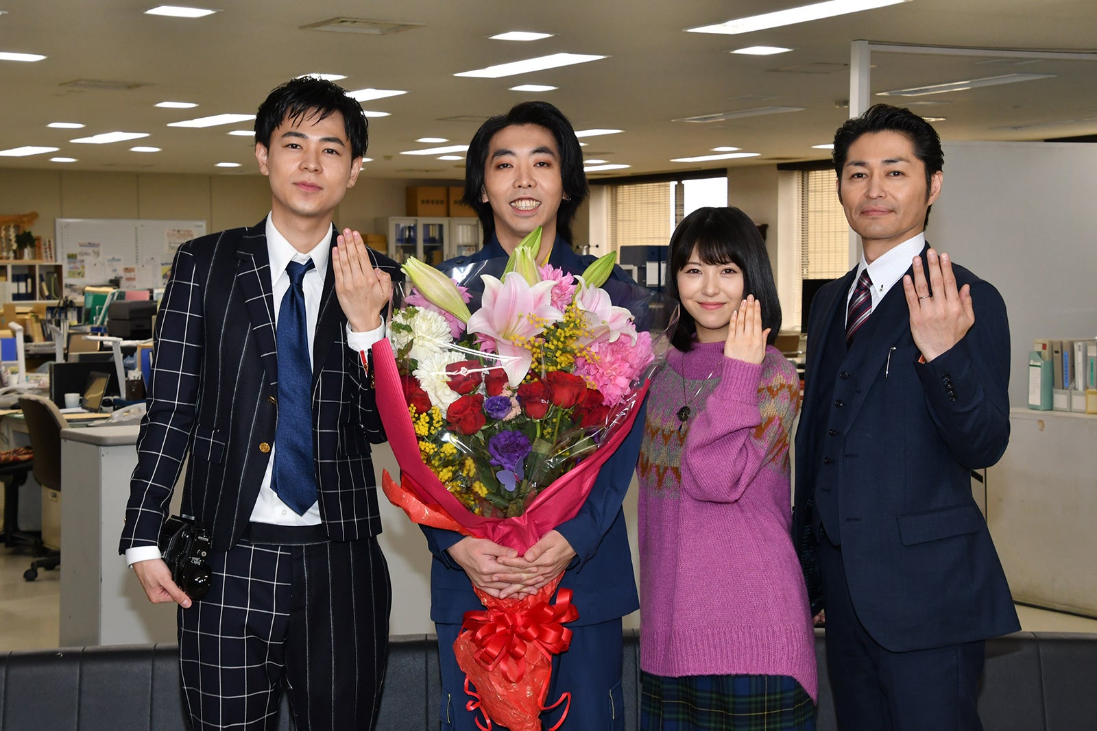 結婚発表の柄本時生、浜辺美波・成田凌らからサプライズに感激＜アリバイ崩し承ります＞