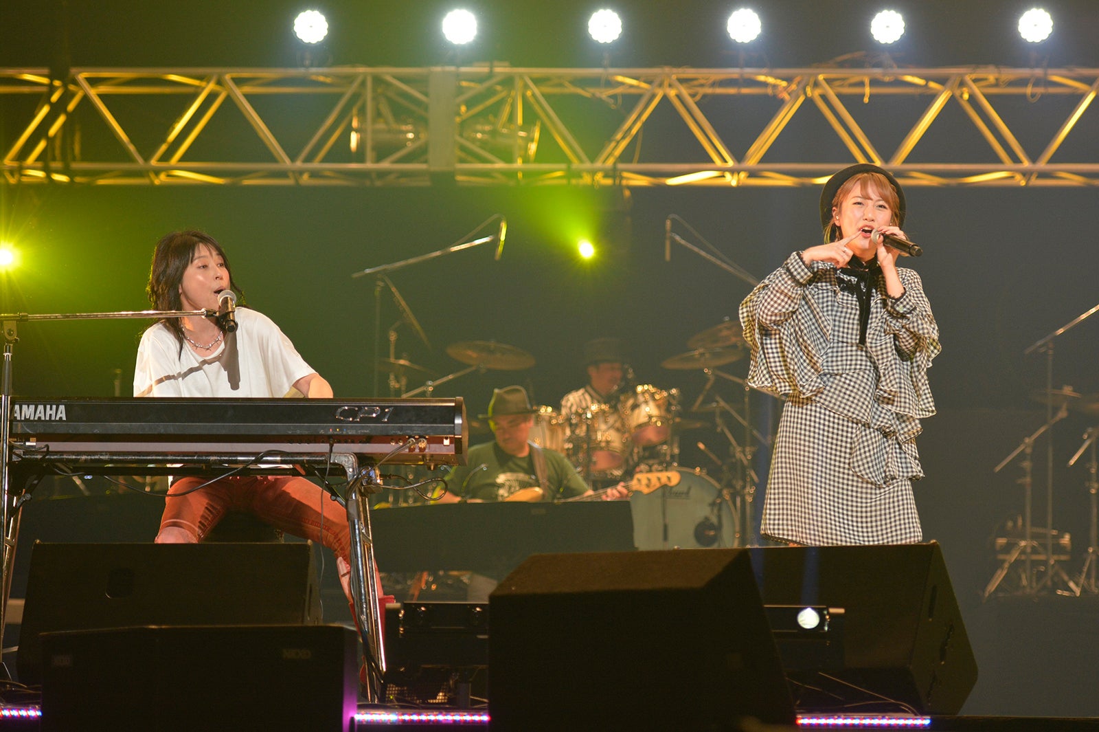 岸谷香、高橋みなみ（画像提供：アミューズ）