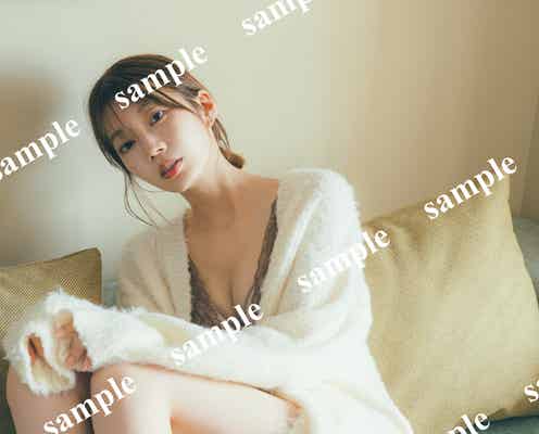 日向坂46高本彩花、ふわもこカーデ×ランジェリーで大人の雰囲気 1st写真集特典ポスター解禁【僕の記憶の中で】