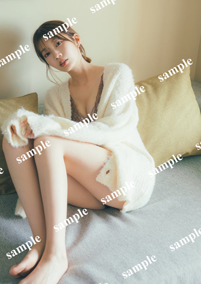 日向坂46高本彩花、ふわもこカーデ×ランジェリーで大人の雰囲気 1st写真集特典ポスター解禁【僕の記憶の中で】