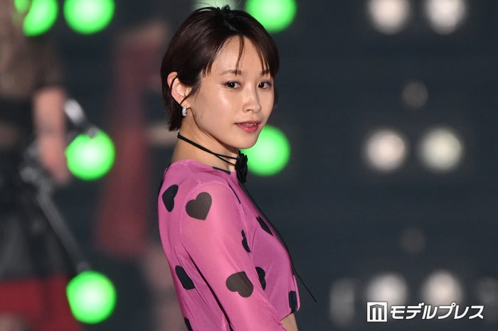 高橋愛、シースルートップスでほっそり二の腕際立つ カットアウトパンツでSEXYに【関西コレクション 2024 S／S】