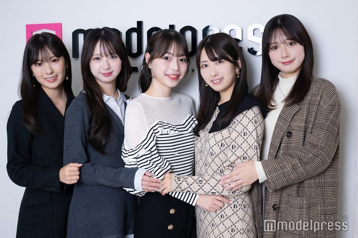 (左から)清造菫さん、川崎華さん、漆原のこさん、古仲真央さん、渡邉果菜さん(C)モデルプレス