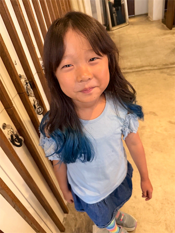 小原正子、7歳長女の鮮やか"オーシャンブルー"ヘア公開「まるで沖縄の海、オーシャンブルー」