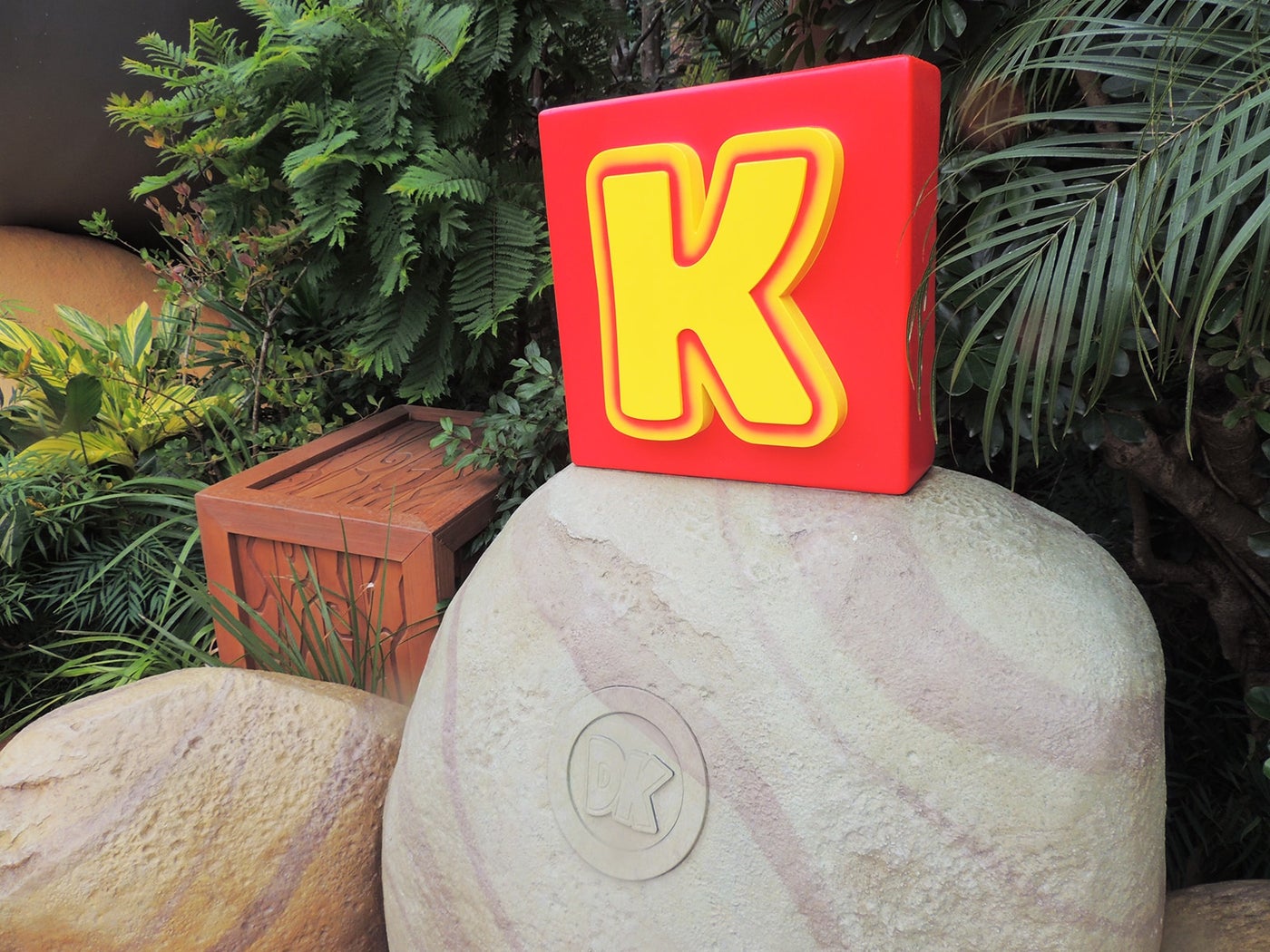 「KONG」の「K」の文字。下の「DK」にパワーアップバンドをかざしてスタンプをGET