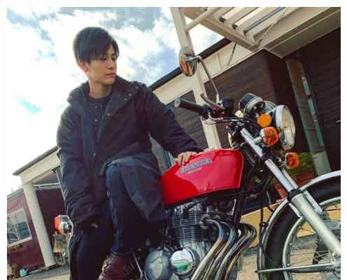 三代目JSB岩田剛典、登坂広臣と“一緒”のバイクで男らしさ全開 2人のやり取りが「エモい」と話題