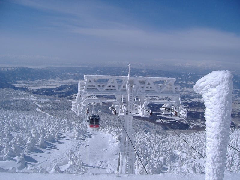 地蔵山頂駅から樹氷とロープウェイを望む。晴れた日は山形盆地、朝日連峰まで望める素晴らしい絶景です（2009年2月22日撮影）