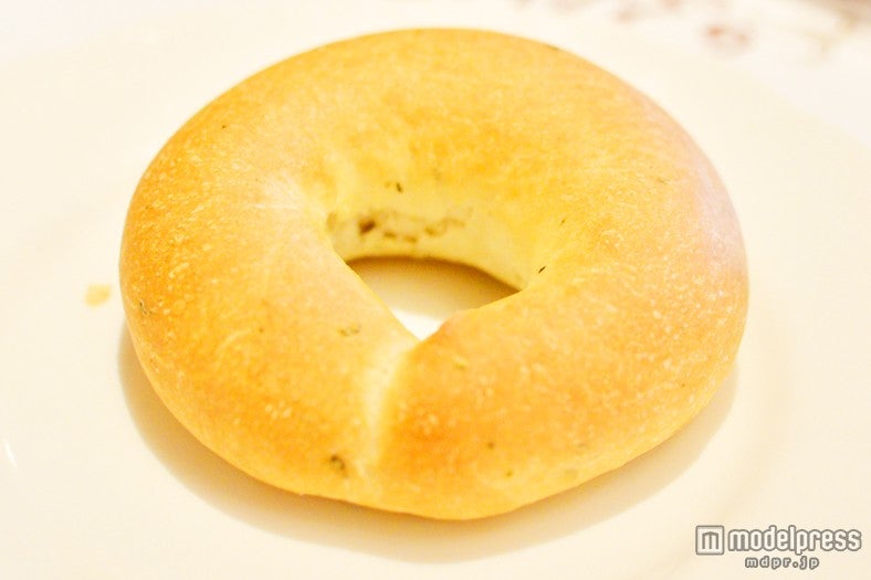 焼きたてがサーブされるパン