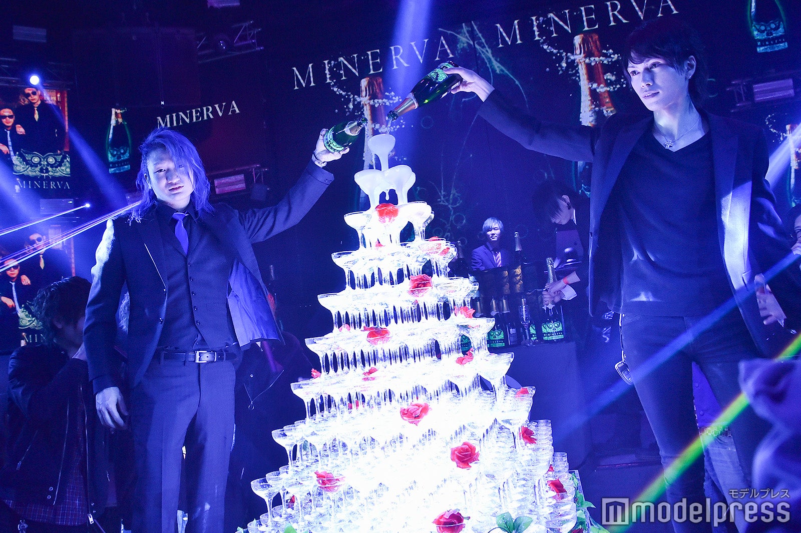 （左から）DJ社長、愛夢路澪（C）モデルプレス