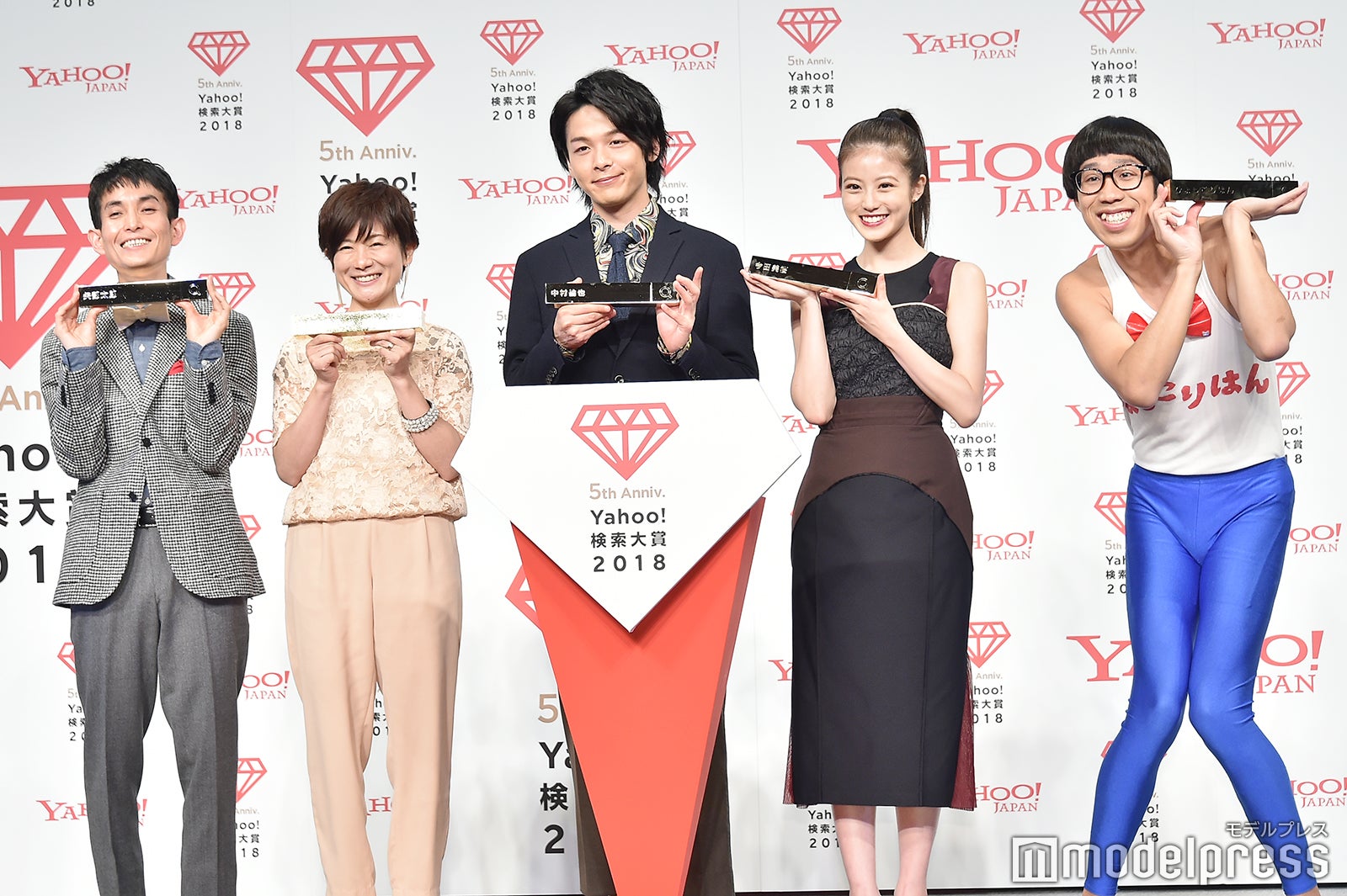 「Yahoo!検索大賞2018」発表会に出席した矢部太郎、小林由美子、中村倫也、今田美桜、ひょっこりはん （C）モデルプレス
