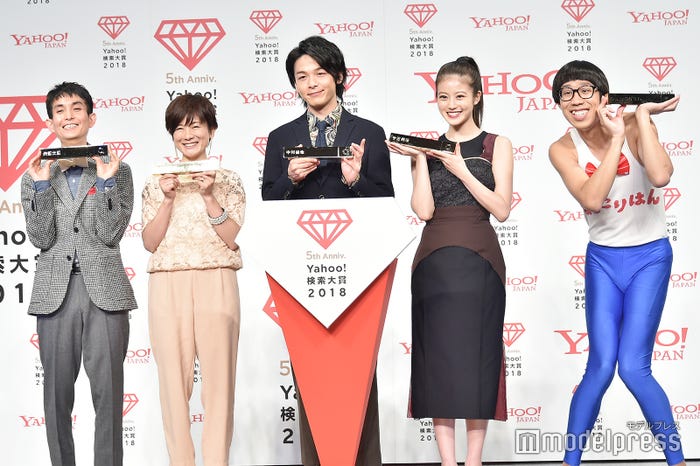 「Yahoo!検索大賞2018」発表会に出席した矢部太郎、小林由美子、中村倫也、今田美桜、ひょっこりはん (C)モデルプレス
