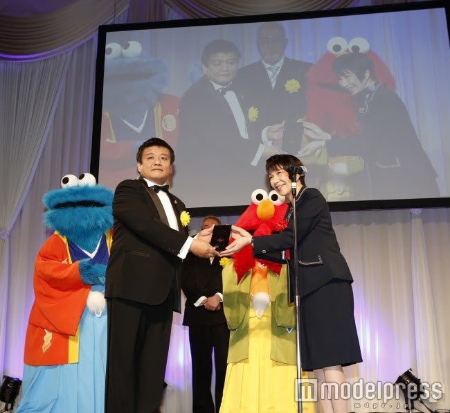 USJ「ユニバーサル・クールジャパン」AMDアワード大賞受賞 和装のエルモ＆クッキーモンスターが祝福